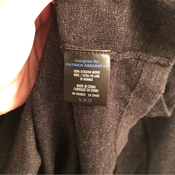 Patrick Assaraf Extra-fine Merino V-neck in Charcoal (size S) - Picture 3 of 3